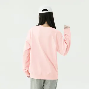 Vista posteriore di una felpa rosa oversize con spalle scese realizzata in puro cotone.