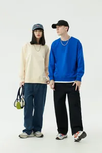 Vista completa di modelli maschili e femminili che indossano felpe in cotone alla moda