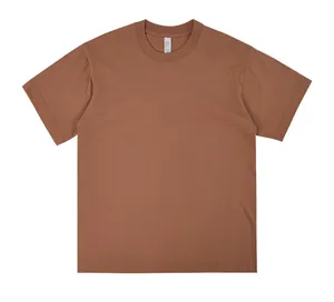 Dettaglio di t-shirt pesante 260g in cotone con spalle cadenti in color marrone
