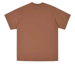 Vista posteriore di una t-shirt marrone pesante in cotone oversize a girocollo da uomo