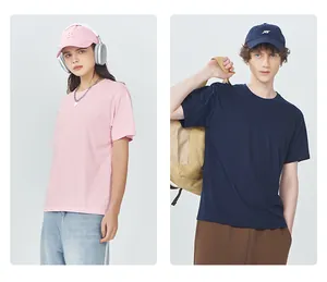 Modelli che indossano t-shirt in cotone pettinato da 220g in rosa e blu navy