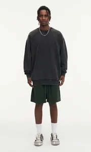 Ganzkörperansicht eines grauen Vintage-Sweatshirts in Übergröße für Herren im Studio