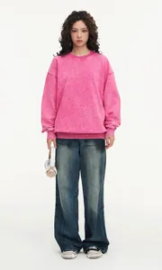 Asiatisches Model in einem pinken gewaschenen Oversize-Sweatshirt und blauen Jeans