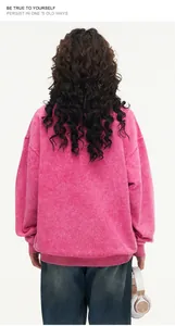 Rückansicht eines rosa Sweatshirts mit Acid-Wash-Effekt, Oversized-Passform und Vintage-Stil