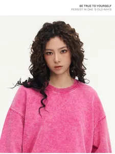 Detaillierte Ansicht eines übergroßen pinkfarbenen Acid-Wash-Sweatshirts am Modell