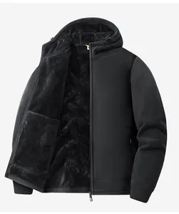 Detalle de chaqueta con capucha para hombre con forro polar negro grueso y cálido