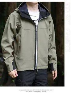 Veste softshell à capuche vert olive pour homme présentée dans un cadre forestier