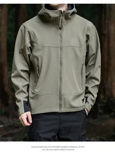Vue de face d'une veste à capuche softshell vert olive pour homme en forêt