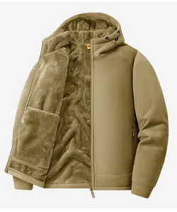 Vista detallada del forro polar grueso y el exterior duradero de esta chaqueta con capucha hombre.