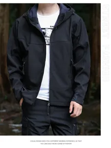 Vue détaillée d'une veste à capuche softshell noire pour homme en milieu naturel extérieur.