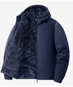 Detalle de una chaqueta con capucha azul marino para hombre con forro de felpa grueso