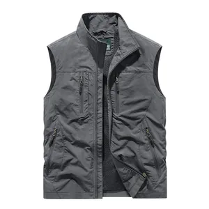 Grijze outdoor heren vest met meerdere handige ritszakken voor vissen en fotografie