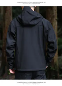 Vue de dos d'une veste softshell à capuche noire pour homme dans un environnement de forêt