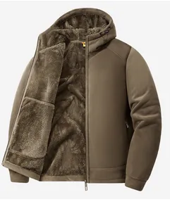 Detalle de una chaqueta con capucha para hombre con un forro de felpa grueso y cálido.