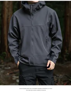 Détail macro d'une veste softshell grise à capuche haut de gamme pour homme en extérieur