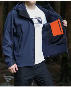 Détail de la veste softshell bleu marine pour homme avec poche intérieure orange vif.