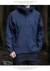 Vue détaillée de la veste à capuche softshell bleu marine pour homme en extérieur