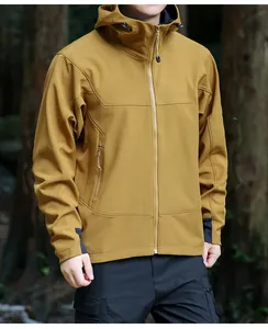 Vue détaillée d'une veste softshell tactique jaune moutarde pour homme avec capuche
