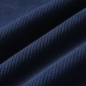 Texture détaillée d'une veste softshell bleu marine en tissu gaufré de qualité