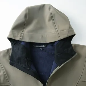 Vue détaillée d'une veste softshell à capuche pour hommes en kaki avec doublure bleue.