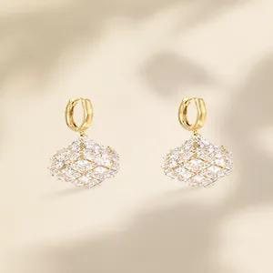 Pendientes elegantes de plata S925 con cubos de circonita dorados brillantes.