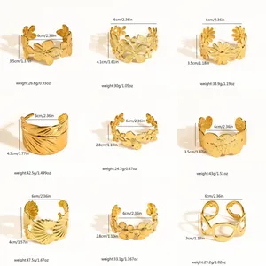 Detail van goudkleurige roestvrijstalen armbanden met afmetingen en gewicht