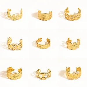 Gedetailleerd overzicht van goudkleurige roestvrijstalen armbanden met retro patronen