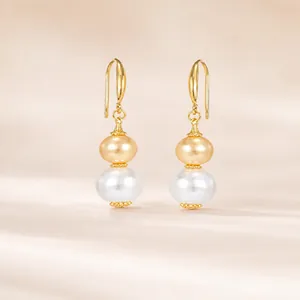 Detalle de pendientes de calabaza estilo francés en plata S925 y perlas bicolor