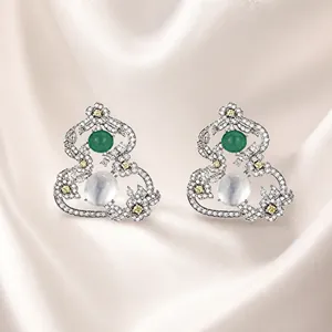 Vista detallada de pendientes en forma de calabaza con piedras verdes, perlas y pedrería.