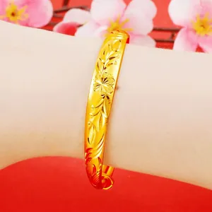 Elegante brazalete de oro de arena vietnamita con grabados florales de estilo antiguo.
