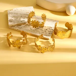 Collectie van vintage vergulde roestvrijstalen armbanden met bloem-uitsparingen