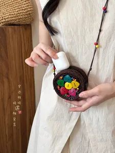 Detalle del mini bolso bandolera bohemio con detalles coloridos de cáscara de coco