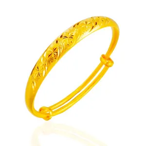 Elegante brazalete ajustable chapado en oro con grabados de flores y estrellas