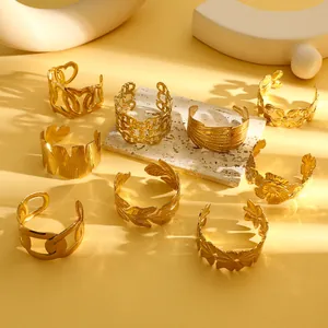 Retro goudkleurige roestvrijstalen armbanden met diverse geometrische en bloemmotieven.