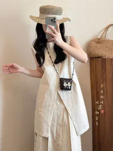 Mini bolso bandolera bohemio de cáscara de coco con detalles floraux en modelo.