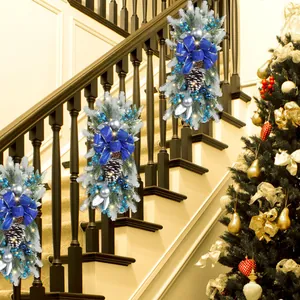 Guirlande de Noël bleue pour escalier avec LED, pommes de pin et boules argent