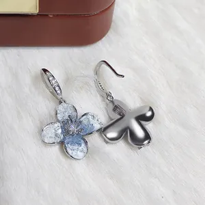 Elegantes pendientes de flores azul degradado con brillantes pedrería y ganchos para mujer