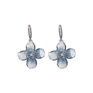 Elegantes pendientes de flor azul degradado con pedrería brillante y agujas de plata ley