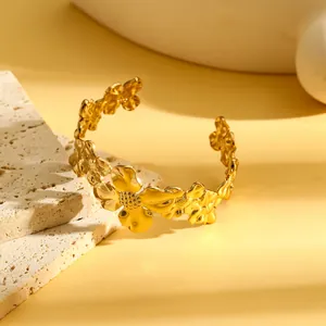 Gedetailleerd overzicht van een vintage gouden roestvrijstalen manchet met bloemmotieven