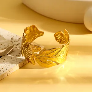 Detailopname van de vintage goudkleurige roestvrijstalen bladarmband