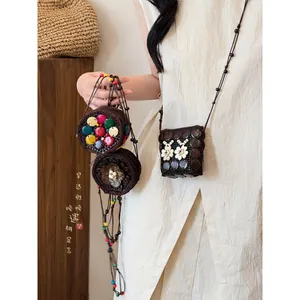 Minibolso bandolera bohemio de cáscara de coco con cuentas de colores y flores blancas
