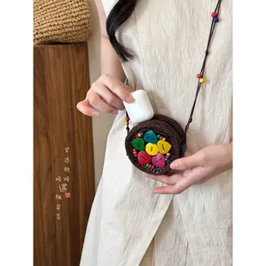 Mini bolso bandolera bohemio tejido a mano con detalles de corazones de colores