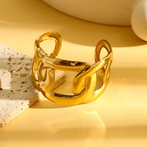 Close-up van een dikke gouden geometrische holle manchetarmband van roestvrij staal