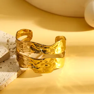 Detail van een vintage gouden gehamerde roestvrijstalen onregelmatige geometrische armband