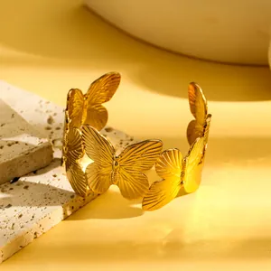 Detailopname van de gouden vlinderarmband met ingewikkelde vleugelpatronen