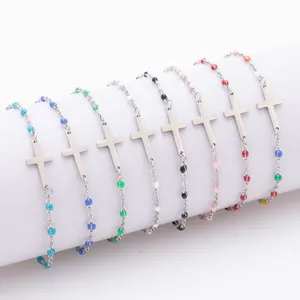 Vue détaillée macro de divers bracelets croix en perles d'émail aux couleurs éclatantes