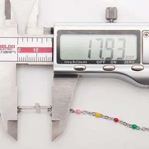 Détail de mesure d'un bracelet en acier avec croix émaillée colorée, 17,93 mm