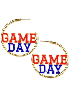 Boucles d'oreilles créoles Game Day dorées en forme de C avec lettrage émail rouge et bleu