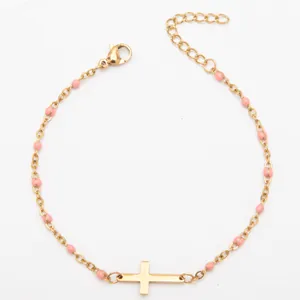 Détail d'un bracelet en acier inoxydable plaqué or 18 carats avec perles émaillées roses et croix