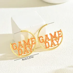 Boucles d'oreilles créoles Game Day en émail orange avec finition dorée élégante